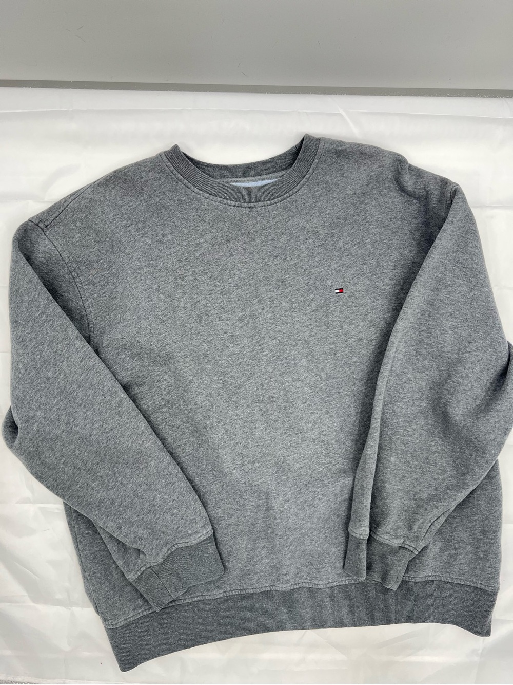 151 Tommy Hilfiger Men's Heather Gray Crewneck Sweatshirt